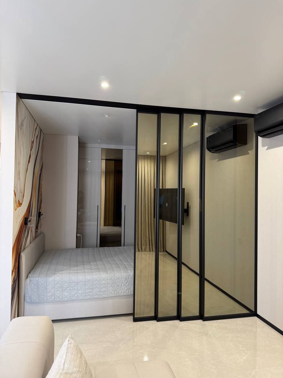 Bedroom partition in Stopsol glass with a synchro mechanism and soft-closers — photo 1