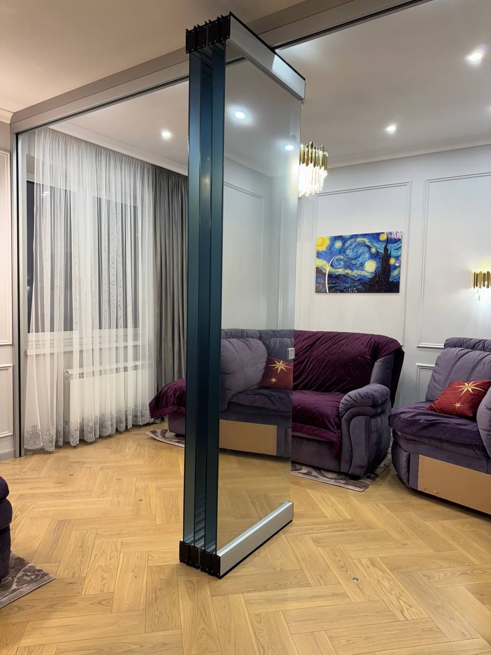 Folding glass partition with mirror film — photo 1