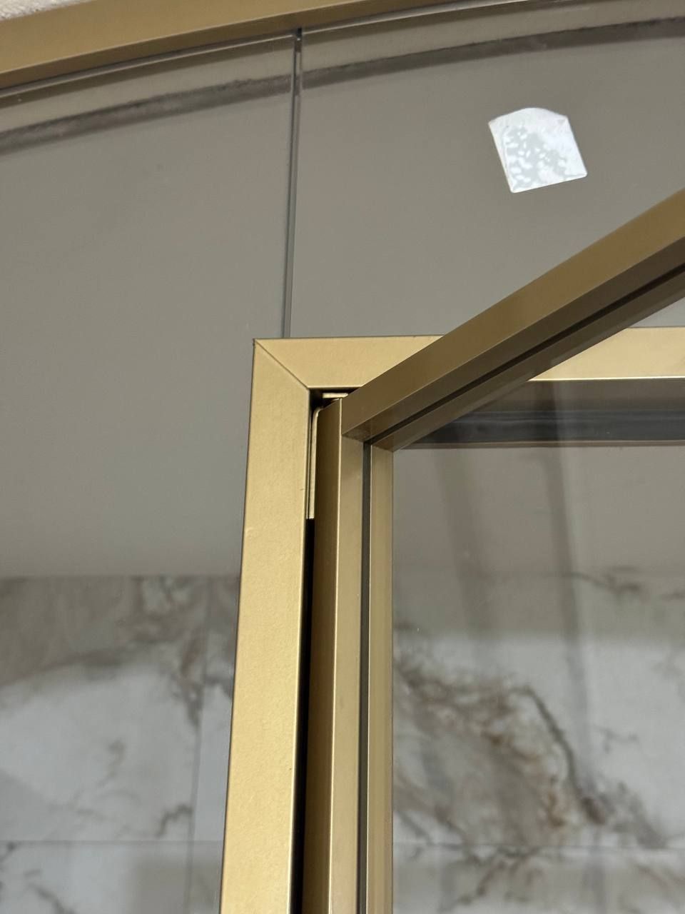 Arched glass partition between a room and the bathroom in a painted profile — photo 2