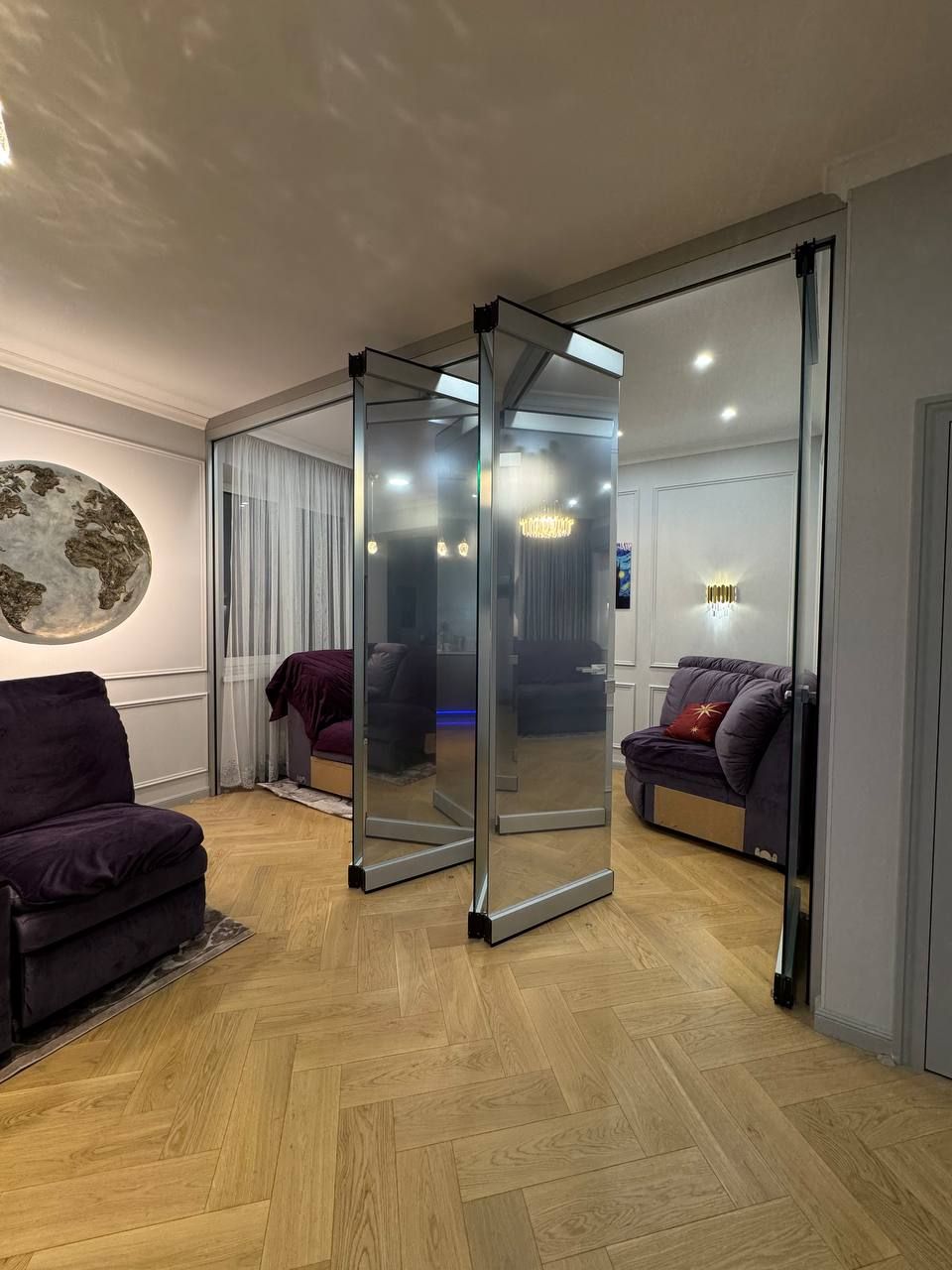 Folding glass partition with mirror film — photo 2