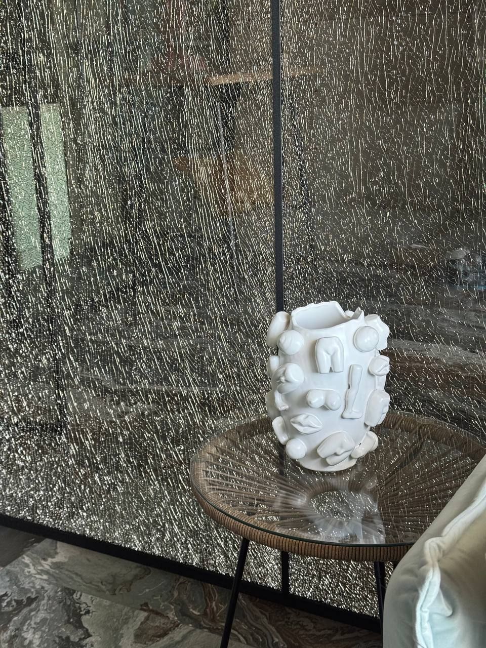 Partition with swing doors in triple “cracked ice” laminated glass — photo 2