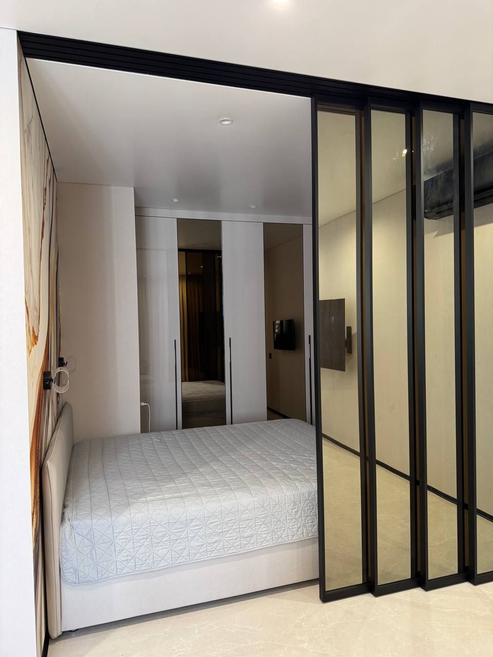 Bedroom partition in Stopsol glass with a synchro mechanism and soft-closers — photo 2