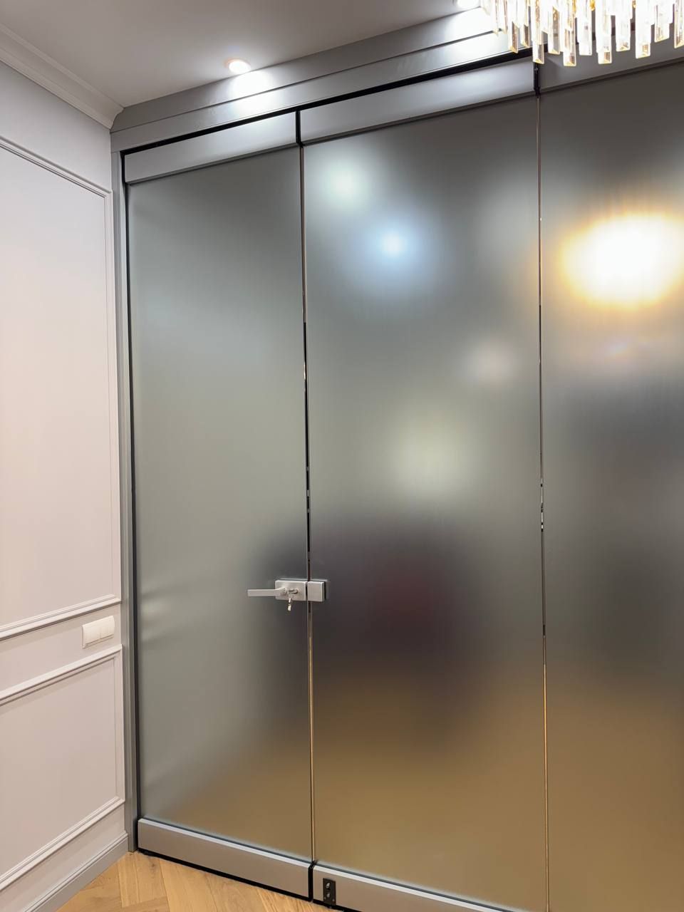 Folding glass partition with mirror film — photo 3