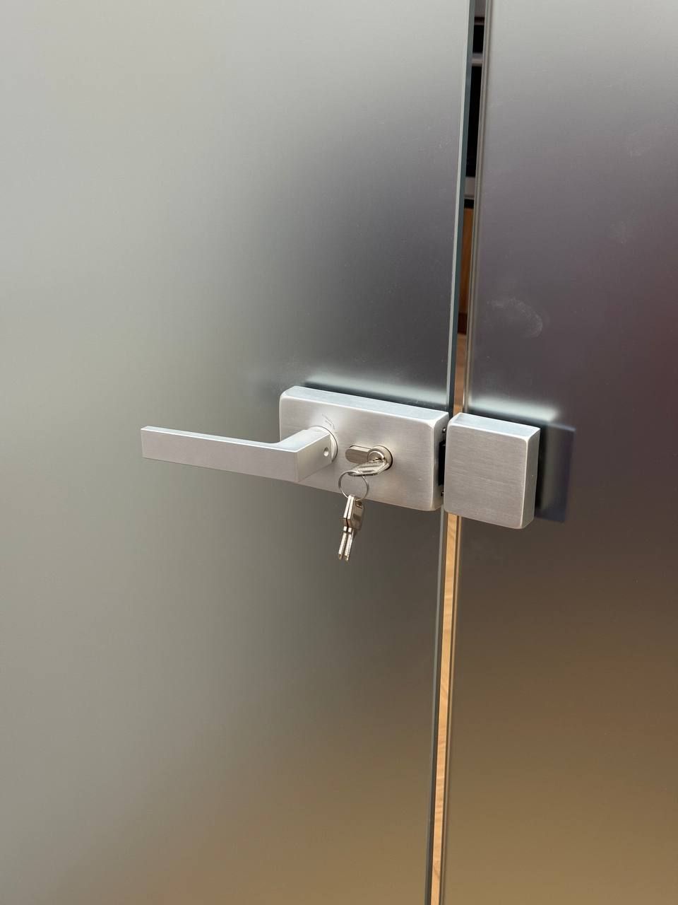 Folding glass partition with mirror film — photo 4