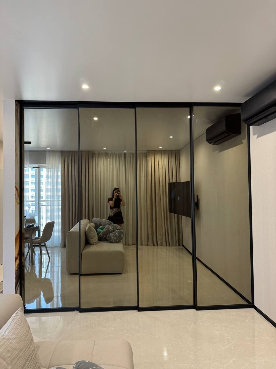 Bedroom partition in Stopsol glass with a synchro mechanism and soft-closers — photo 5