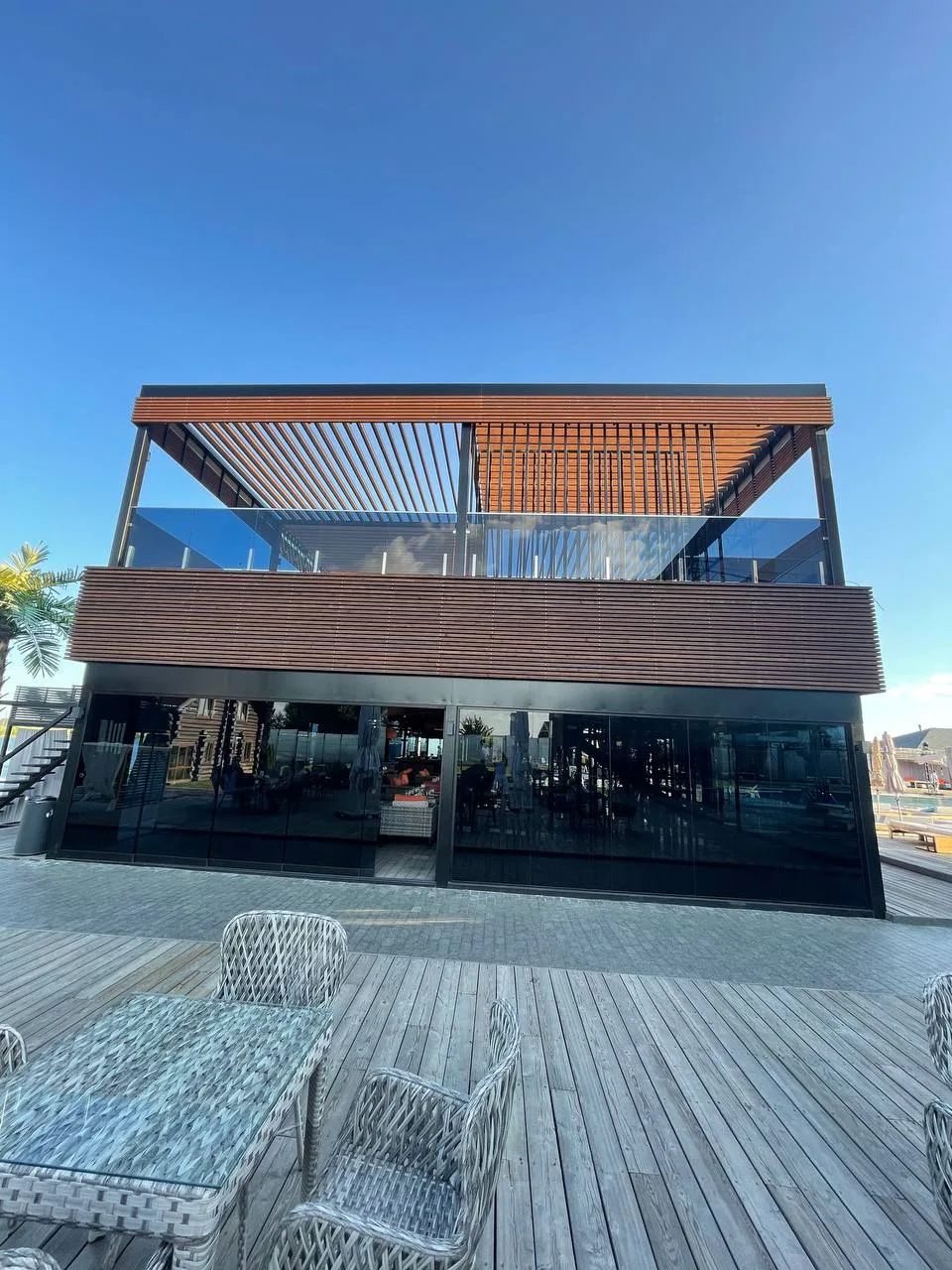 Osocor Residence: two-storey building with glazing on the ground floor and a glass railing on the upper level