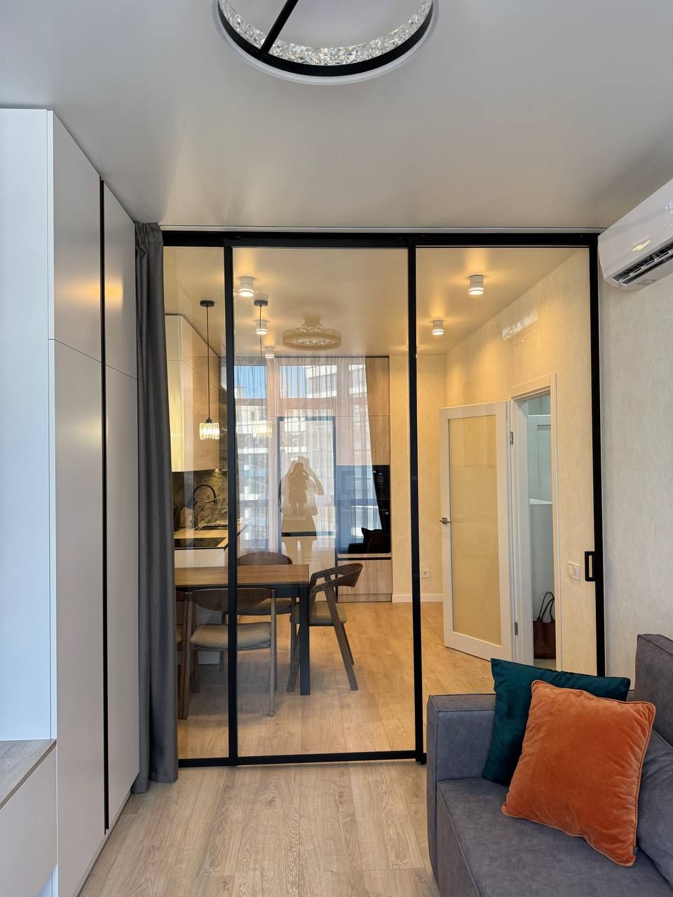 Glass partition between a room and the kitchen in an apartment